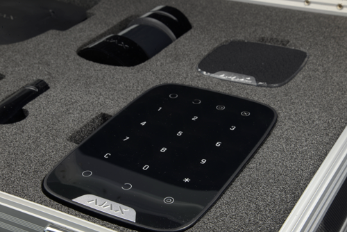 Ajax - Valise démo en métal - Sérigraphie extérieure avec logo AJAX - Résistant et de haute qualité - Inclus des produits qui sont totalement fonctionnels - Contenu: